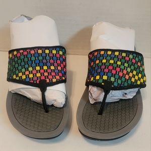 Bear trap stretchy sandals. Super comfortable.